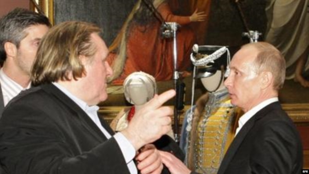 El presidente ruso Vladimir Putin (d) junto al acto fránces Depardieu
