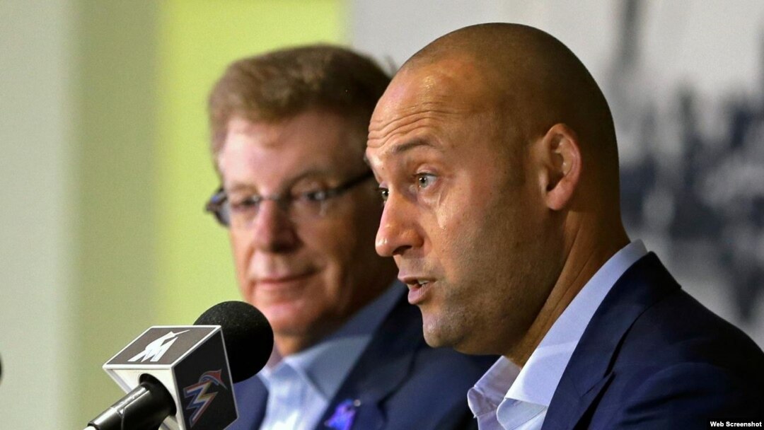 Derek Jeter (d), nuevo director ejecutivo de los Miami Marlins, afirma en rueda de prensa que están reconstruyendo la franquicia.