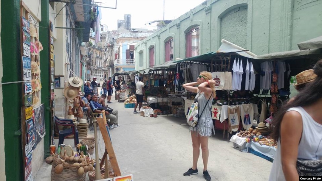 Cuentapropistas venden sus productos en una calle de La Habana. (Foto: Serafín Morán)