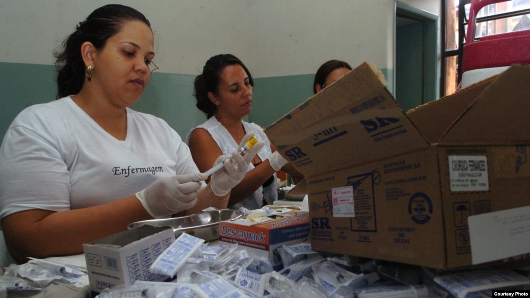  Médicos y enfermeras preparan vacunas contra la fiebre amarilla en un hospital de la ciudad de Goiania, capital del estado de Goiás (Brasil). 