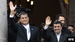 Fotografía de archivo del presidente de Ecuador, Rafael Correa (i), junto a su homólogo de Irán, Mahmud Ahmadineyad (d). EFE/JOSE JACOME