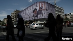 Una valla con una imagen del difunto Líder Supremo de Irán, el ayatolá Ali Khamenei, en Teherán, Irán, el 6 de mayo de 2026. Majid Asgaripour/WANA (Agencia de Noticias de Asia Occidental) vía REUTERS