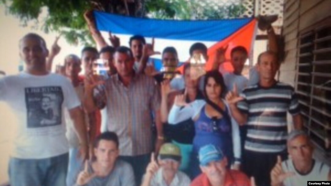 Activistas del MCL rinden homenaje a Payá y Cepero en Holguín, el Domingo 20 de Julio de 2014.