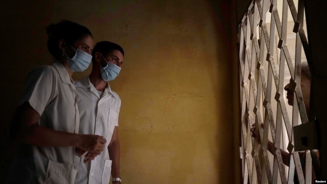 Estudiantes de Medicina visitan las casas durante la pandemia de COVID-19. REUTERS/Alexandre Meneghini