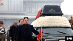 Archivo: Kim Jong-un (c-frente), su tio Jang Song-thaek (atrás c), el jefe del Estado Mayor del Ejército de Corea del Norte, vicemariscal Ri Yong-Ho, (d) mientras acompañan el cortejo fúnebre con el cuerpo del fallecido Kim Jong-il en Pyongyang.  