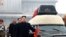 Archivo: Kim Jong-un (c-frente), su tio Jang Song-thaek (atrás c), el jefe del Estado Mayor del Ejército de Corea del Norte, vicemariscal Ri Yong-Ho, (d) mientras acompañan el cortejo fúnebre con el cuerpo del fallecido Kim Jong-il en Pyongyang.  