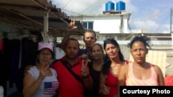 Activistas respaldan a una familia amenazada de desalojo