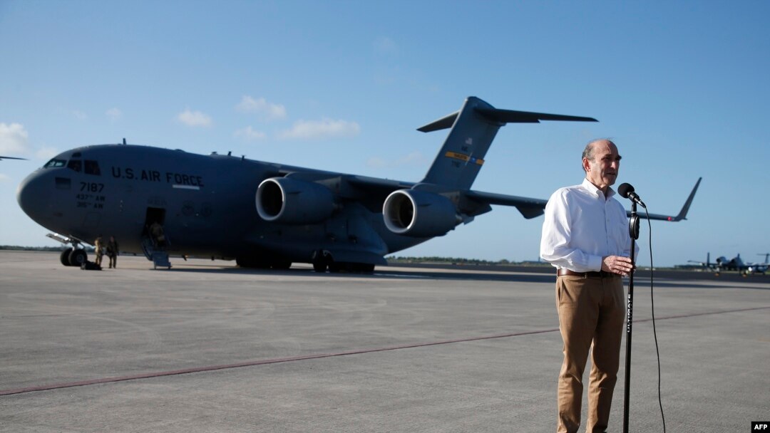 Elliott Abrams en la base aérea de Homestead.