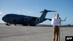 Elliott Abrams en la base aérea de Homestead.