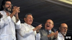 Junto a Castro el vicepresidente de la isla, Esteban Lazo (i); el ministro de Cultura, Abel Prieto (2 i) y el escritor y presidente de la UNEAC Miguel Barnet (d), y el poeta Roberto Fernández Retamar (d)