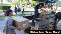 Jóvenes voluntarios entregan ayuda humanitaria de EEUU en Villa Clara y Cienfuegos.