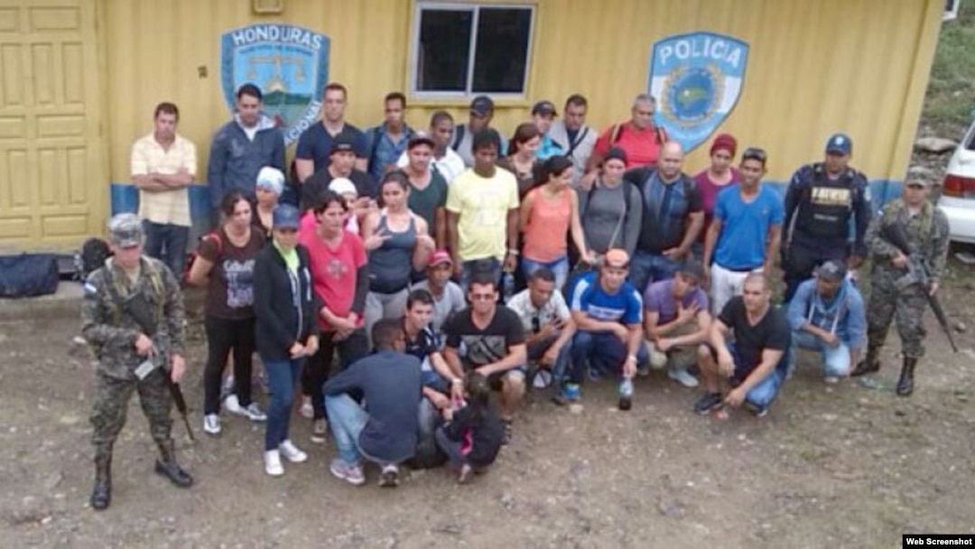 Grupo de cubanos indocumentados retenidos en Honduras.