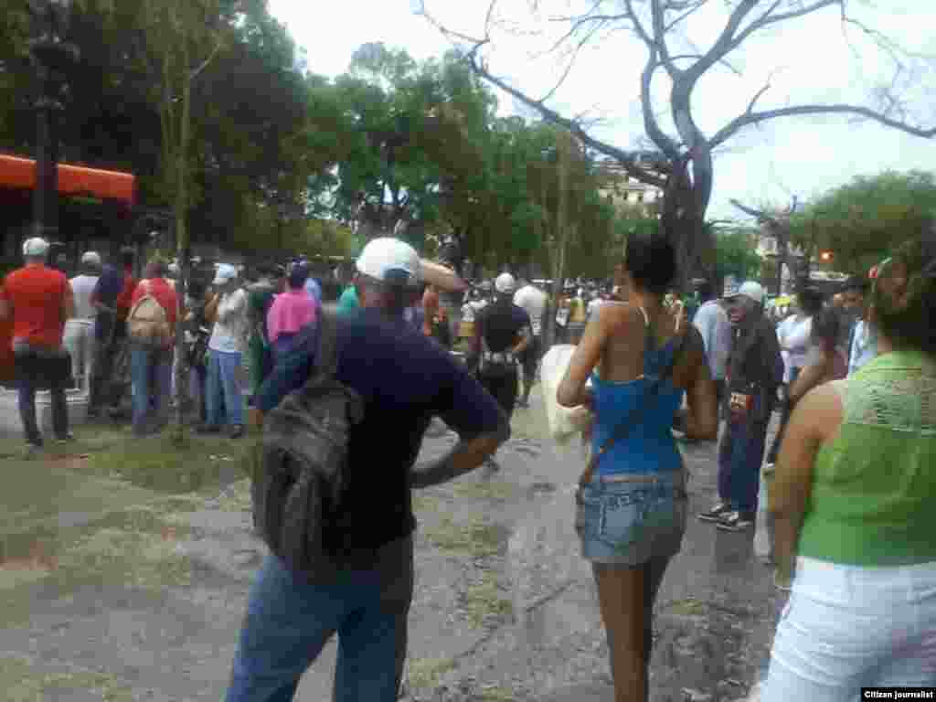 En el céntrico parque capitalino de La Fraternidad Americana, ubicado en el municipio Centro Habana una turba desesperada por la espera, abordó un ómnibus sin pagar el importe establecido. Foto reportaje de José A Sieres.