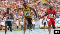 Usain Bolt (c) tras imponerse en la final del relevo 4x100 del Campeonato Mundial de Atletismo en Moscú, el 18 de agosto de 2013. 