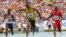 Usain Bolt (c) tras imponerse en la final del relevo 4x100 del Campeonato Mundial de Atletismo en Moscú, el 18 de agosto de 2013. 