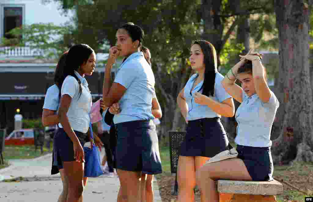 Cuba comienza este martes, 1ro. de septiembre, el curso escolar 2015-2016 con cerca de dos millones de estudiantes en más de 10.300 escuelas, según cifras oficiales que no describen las dificultades que enfrentarán estudiantes, profesores y padres por la falta de recursos y el déficit de maestros. EFE