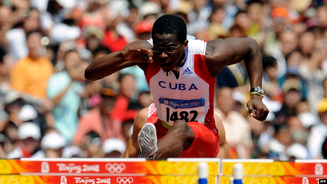 Foto de archivo. Dayron Robles compitió durante la primera ronda de los 110 metros vallas que se disputó en el estadio nacional de Pekín, China, el 18 de agosto de 2008.