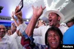 Votantes de Abinader celebran resultados de la primera ronda de escrutinios en República Dominicana, May 19, 2024. REUTERS/Fran Afonso