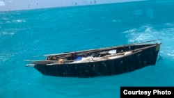 El pequeño bote en el que viajaban 4 migrantes cubanos fue interceptado por la Guardia Costera el 12 de marzo, a 5 millas al este de Islamorada, Florida. (Foto: USCG)