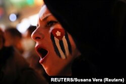 Una mujer en una manifestación contra el régimen cubano en la Puerta del Sol en Madrid el pasado 15 de noviembre.