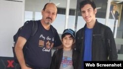 Pastor Carlos Sebastián Hernández con sus dos hijos, varados en el aeropuerto de San Salvador. (Foto: Facebook)