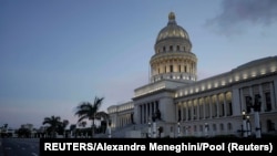 Vista del Capitolio en La Habana, Cuba, sede de la Asamblea Nacional del Poder Popular.