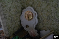 Un reloj en el suelo de una casa destruida por las fuerzas rusas en el pueblo de Bachtanka, cerca de Mykolaiv, Ucrania