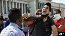 Un hombre es detenido violentamente durante las manifestaciones antigubernamentales del 11 fde julio en Cuba. (Yamil Lage/AFP)