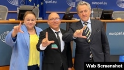 La autora Zoe Valdés y el activista Néstor Rodríguez Lobaina junto al Eurodiputado de VOX, Hermann Terstch, en el Parlamento Europeo.