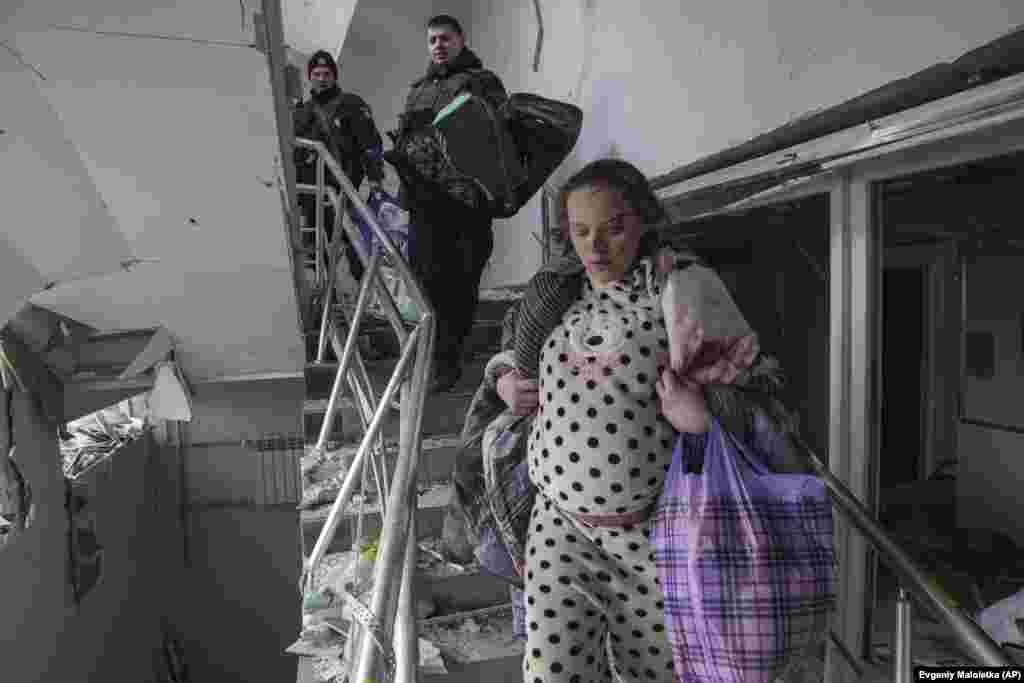 Mariana Vishegirskaya camina con sus pertenencias por la maternidad de un hospital da&#241;ado por los bombardeos rusos en Mari&#250;pol, el 9 de marzo. Al d&#237;a siguiente dio a luz.