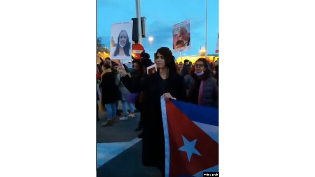 La activista Carolina Barrero marchó el 8 de marzo en Madrid con un poster de Yudinela Castro.