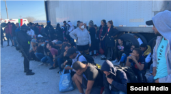Migrantes cubanos encontrados en un tráiler en México. Foto del reportero Milton Martinez @miltonandree de En vivo radio y Tv Coahuila.