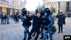 
Policía reprime en Moscú a manifestante contra invasión rusa a Ucrania