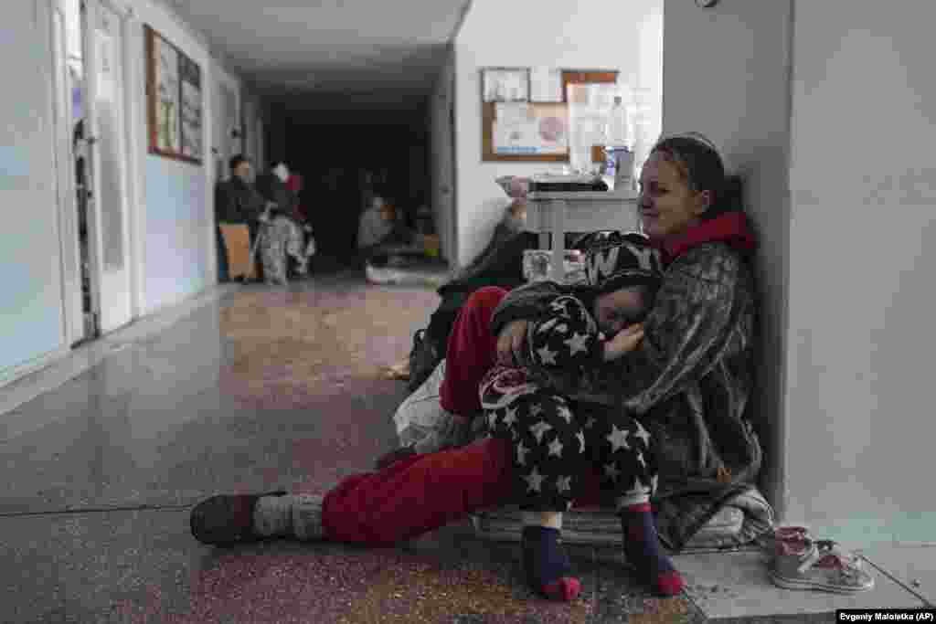 Anastasia Erashova llora mientras abraza a su hijo en un pasillo de un hospital de Mari&#250;pol, el 11 de marzo. El otro hijo de Erashova falleci&#243; durante un bombardeo ruso, junto con un hijo de su hermano.