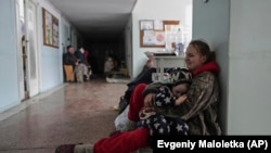 Anastasia Erashova llora mientras abraza a su hijo en un pasillo de un hospital de Mariúpol, el 11 de marzo. El otro hijo de Erashova falleció durante un bombardeo ruso, junto con un hijo de su hermano.