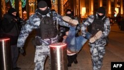 Represión en Moscú durante manifestación de protesta contra invasión rusa a Ucrania