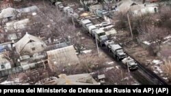 Video publicado por el Ministerio de Defensa de Rusia el jueves 3 de marzo de 2022, desde un helicóptero militar ruso mientras sobrevuela un lugar no revelado en Ucrania. 