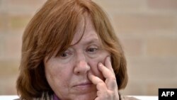 La escritora y periodista bielorrusa, Svetlana Alexievich, en 2016, en la feria del libro de Bogotá. (GUILLERMO LEGARIA / AFP)