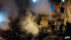 Bomberos luchan contra incendio provocado por bombardeos rusos a Kiev, capital de Ucrania.