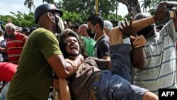 El joven Leonardo Romero Negrín fue uno de los manifestantes detenidos durante las protestas del 11 de julio de 2021. (Yamil Lage/AFP/Archivo )