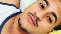 Madre de Yoan de la Cruz lo visita mientras esperan cambio de medida