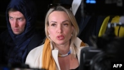 Marina Ovsyannikova habla con la prensa tras ser sometida por la policía a 14 horas de interrogatorio por su protestacontra la guerra en Ucrania en una transmisión en vivo de Canal Uno. (AFP)