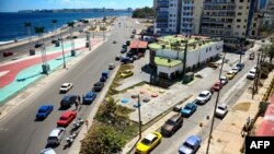 Fila de carros esperan su turno para poner 20 litros de combustible en La Habana, Cuba