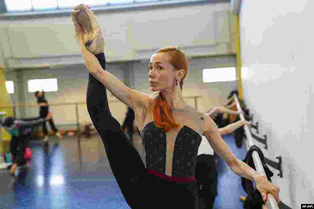 Iana Salenko, la bailarina principal del Ballet Estatal en Berlín, durante un entrenamiento el miércoles 23 de marzo de 2022. Unos 200 bailarines de Ucrania y Rusia solicitaron ayuda recientemente al famoso ballet tras haber huido o considerar huir a Alemania. Varios de ellos ya encontraron un hogar temporal en la compañía. (Foto AP)