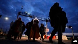 Refugiados ucranianos que le escapan a la guerra llegan a Przemysl, Polonia, el 27 de febrero del 2022. (AP Photo/Petr David Josek)
