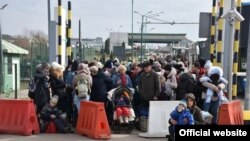 Refugiados entrando en Polonia desde Ucrania, en el puesto fronterizo de Medyka. (Foto: ACNUR/Chris Melzer)