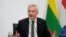El ministro francés de Economía, Bruno Le Maire, hace declaraciones durante una reunión con sus colegas europeos en París, el viernes 25 de febrero de 2022. (AP Foto/Francois Mori)