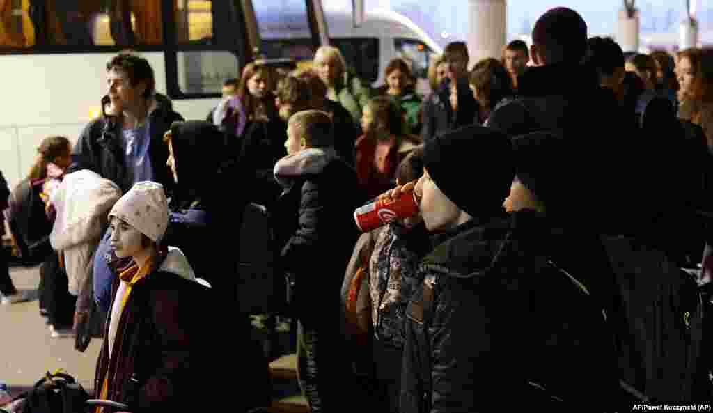 Huérfanos ucranianos en Varsovia, Polonia durante su tránsito al Reino Unido. El grupo británico Dnipro Kids están brindando ayuda a casi 50 niños refugiados en ese país hasta que la invasión rusa en Ucrania cese. El grupo de niños estaba supuesto a viajar pero un papeleo los detuvo en Varsovia. Foto: AP/Pawel Kuczynski.