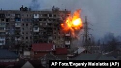Una explosión sacude un edificio de apartamentos después de que un tanque ruso abriera fuego, el viernes 11 de marzo de 2022, en Mariúpol, Ucrania.