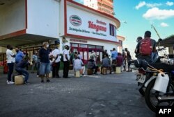 Crisis de combustible en Cuba obliga a los cubanos a estar durante horas en las colas